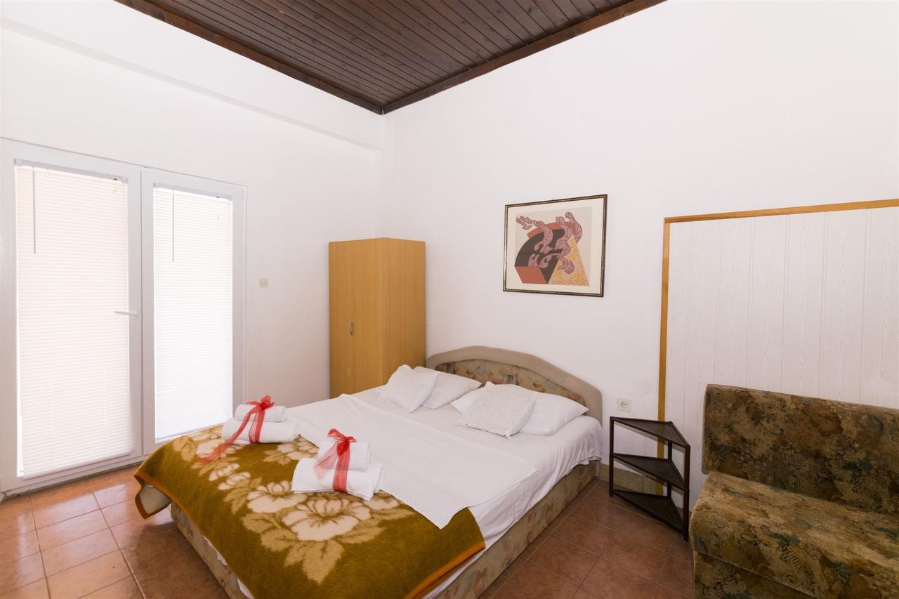 Apartments Irena Ткон Екстериор снимка