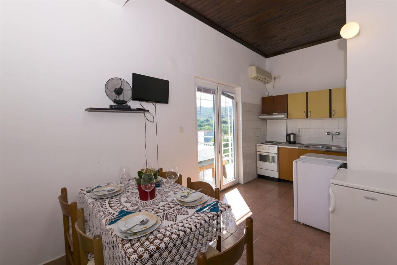 Apartments Irena Ткон Екстериор снимка